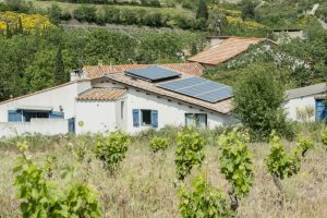 panneau solaire et vue sur les vignes